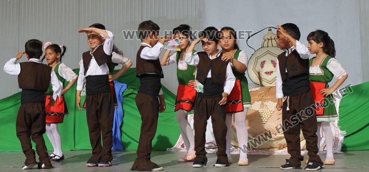 Седем димитровградски градини танцуват във фолклорен празник