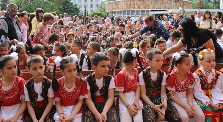 Седем димитровградски градини танцуват във фолклорен празник