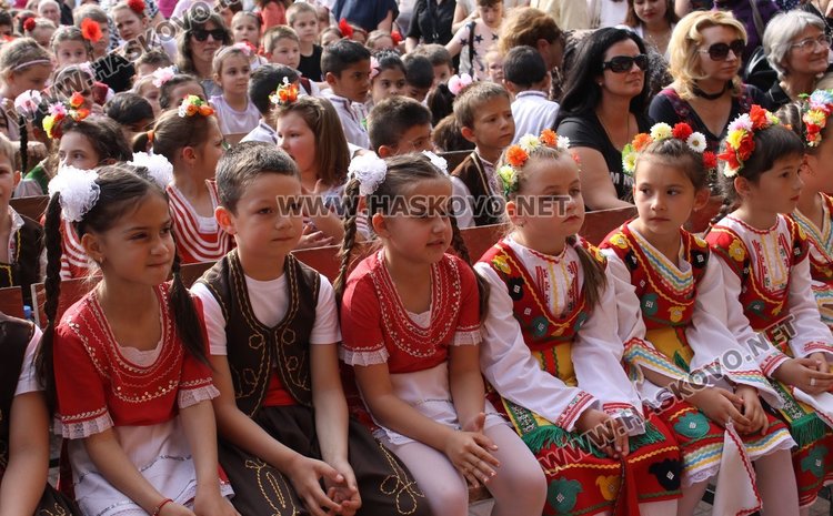 Седем димитровградски градини танцуват във фолклорен празник