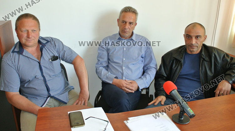 Шефовете на фирмата. Управителят Петър Зарев е крайният вдясно