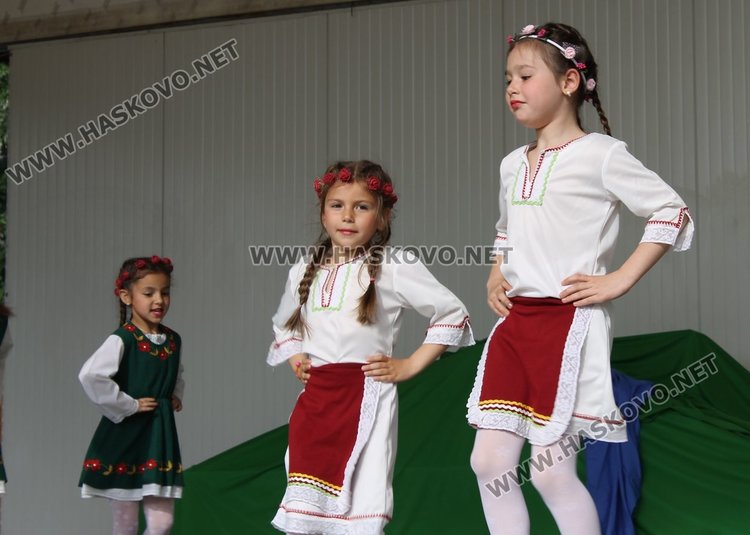 Седем димитровградски градини танцуват във фолклорен празник