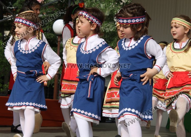 Седем димитровградски градини танцуват във фолклорен празник