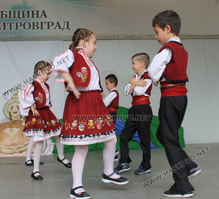 Седем димитровградски градини танцуват във фолклорен празник