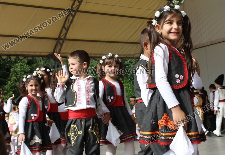 Седем димитровградски градини танцуват във фолклорен празник