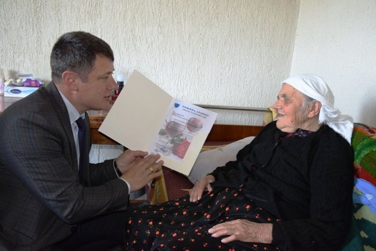 Поздрави и подаръци за 100-годишнината на баба Айше от Жълтуша