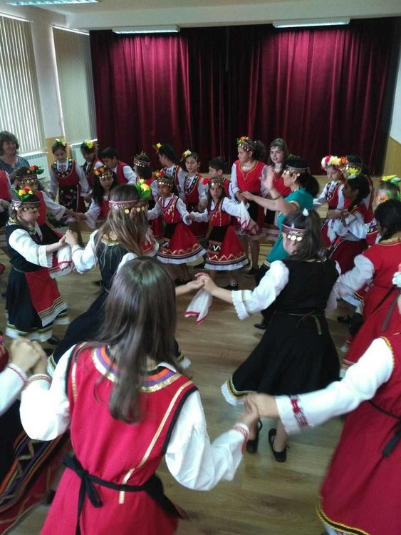 Деца от Градина и Първомай показаха как са се научили да танцуват по "Твоя час"