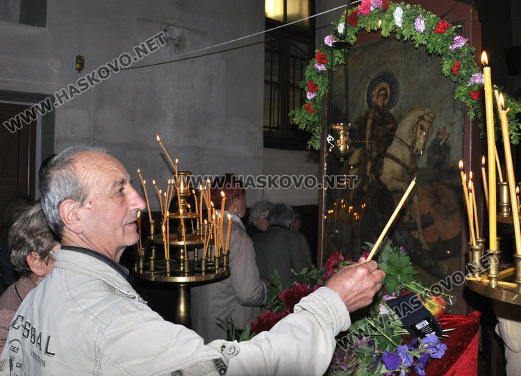 Стотици се докоснаха до иконата на Свети Георги в едноименния храм в Хасково