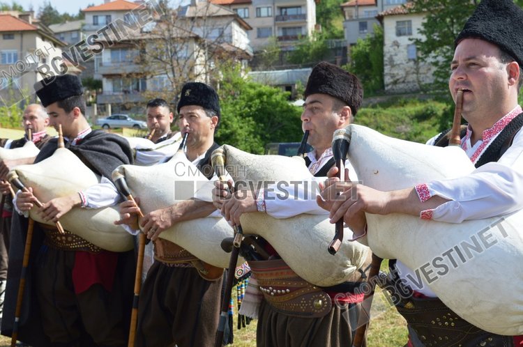 Кметът Мирослав Янчев също наду гайдата