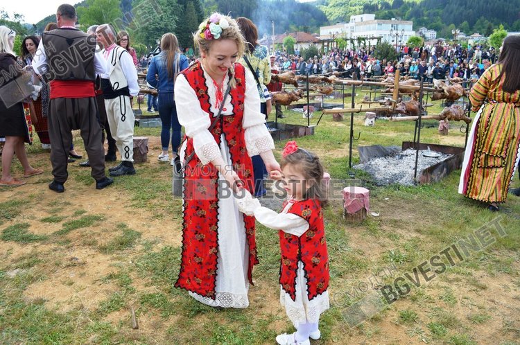Съпругата на Славов доведе малката им дъщеря
