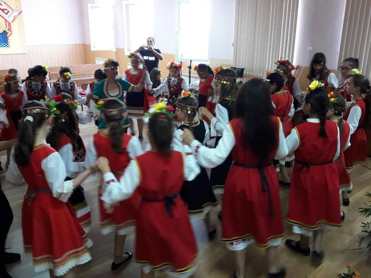 Деца от Градина и Първомай показаха как са се научили да танцуват по "Твоя час"