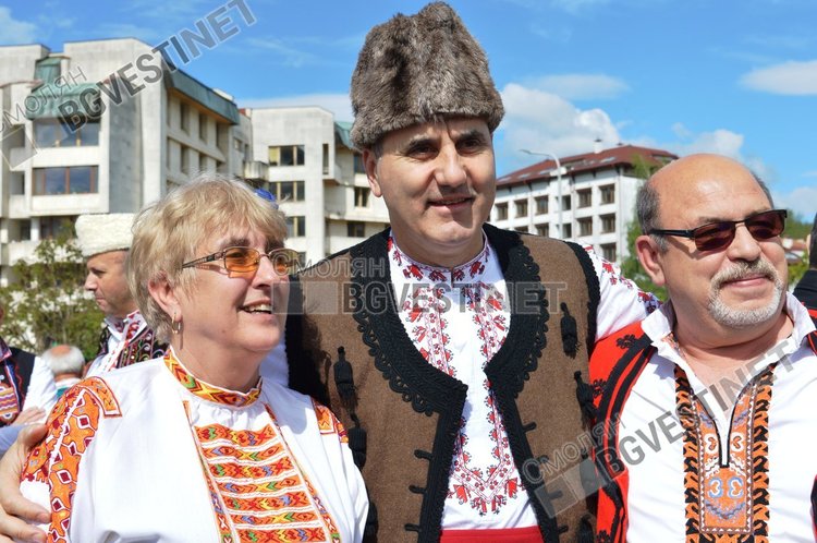 Цветан Цветанов беше с родопска носия, ушита в Златоград