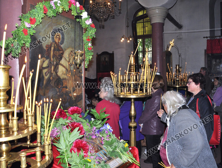 Стотици се докоснаха до иконата на Свети Георги в едноименния храм в Хасково