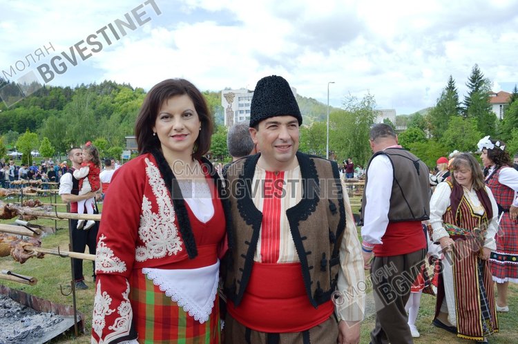 Депутатите Даниела Дариткова и Недялко Славов също спазиха дрескода