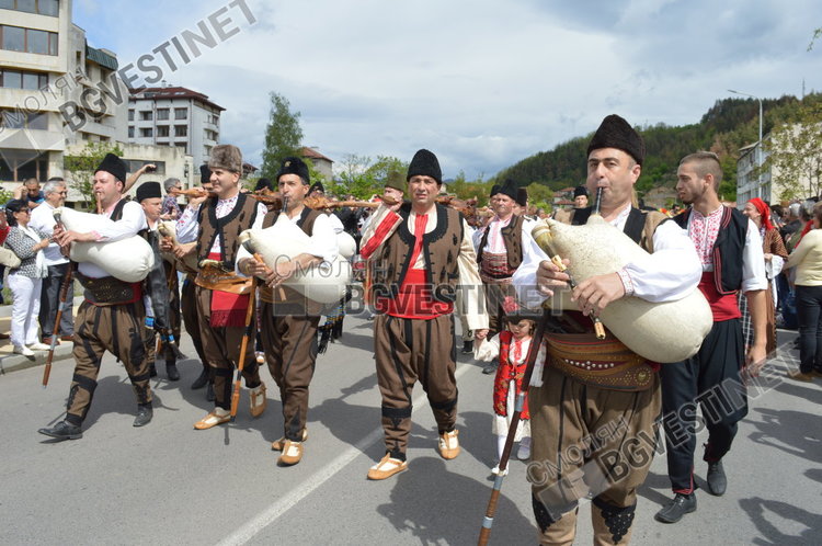 Накрая ритуално понесоха чеверметата към площада