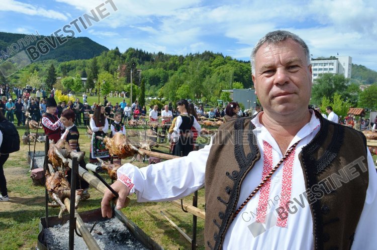 Един от майсторите Зарко Хаджиев