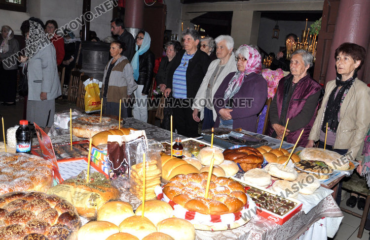 Стотици се докоснаха до иконата на Свети Георги в едноименния храм в Хасково