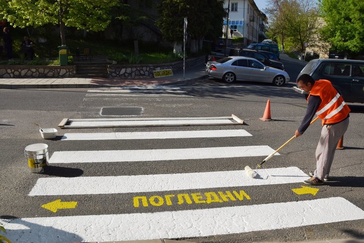 Надпис „Погледни“ на пешеходните пътеки и в Ардино