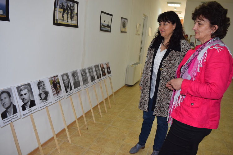 Пред ликовете на героите