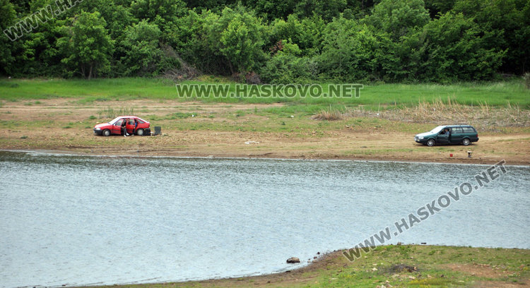 Риболовци превзеха разрешен язовир по време на забраната