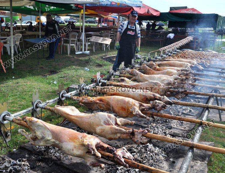 Хиляди мюсюлмани почетоха 33 г. от съпротивата срещу смяна на имената