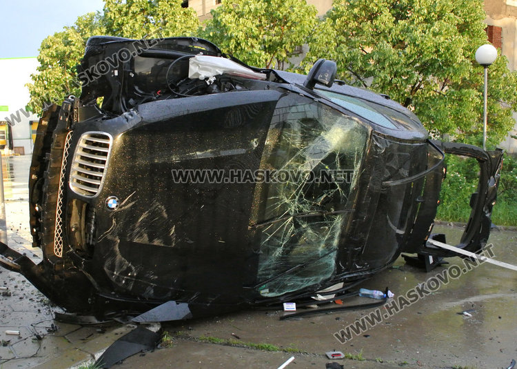 Семейство с дете разбиха ограда с БМВ и се преобърнаха