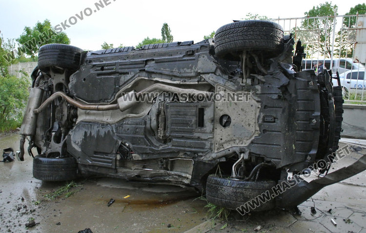 Семейство с дете разбиха ограда с БМВ и се преобърнаха