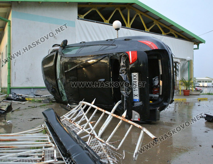 Семейство с дете разбиха ограда с БМВ и се преобърнаха
