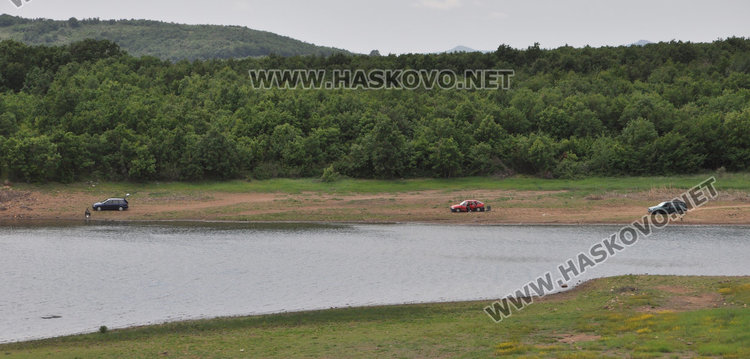 Риболовци превзеха разрешен язовир по време на забраната