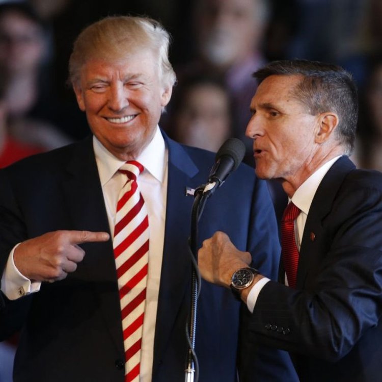 Доналд Тръмп с бившия съветник Майкъл Флин (Архив) | Сн.: Официална фейсбук страница