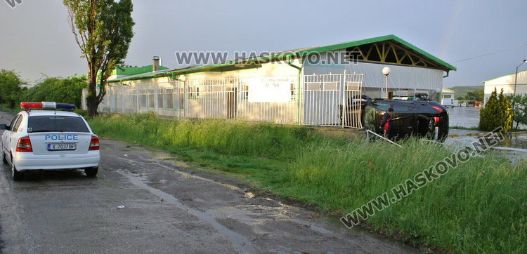 Семейство с дете разбиха ограда с БМВ и се преобърнаха