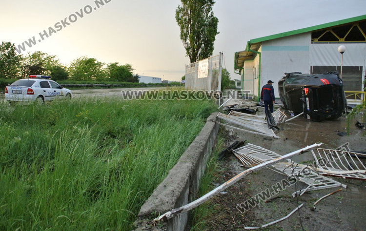 Семейство с дете разбиха ограда с БМВ и се преобърнаха