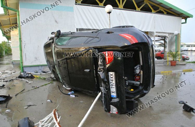 Семейство с дете разбиха ограда с БМВ и се преобърнаха