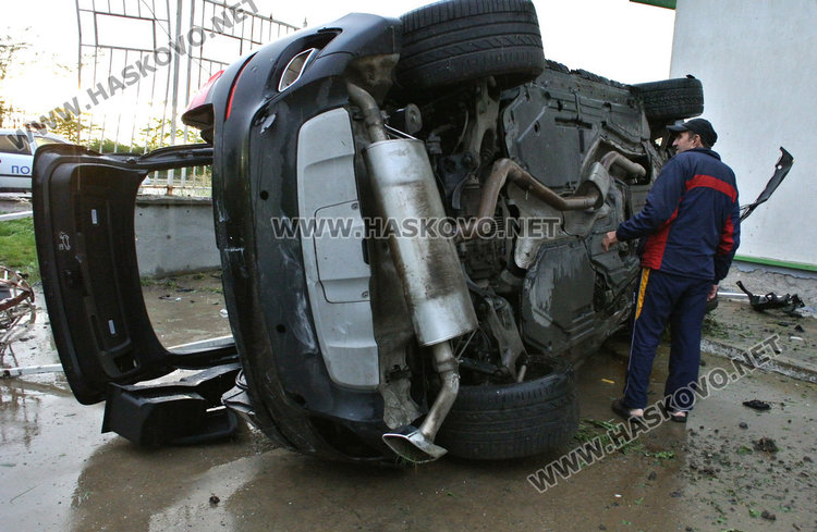 Семейство с дете разбиха ограда с БМВ и се преобърнаха