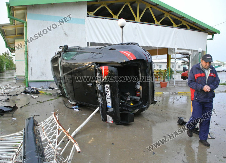 Семейство с дете разбиха ограда с БМВ и се преобърнаха