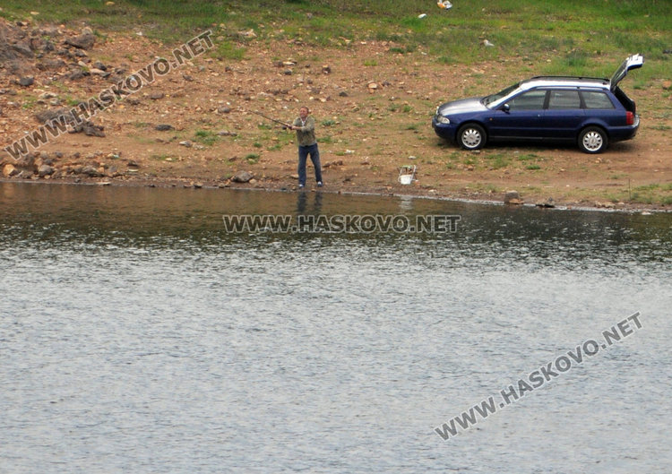 Риболовци превзеха разрешен язовир по време на забраната