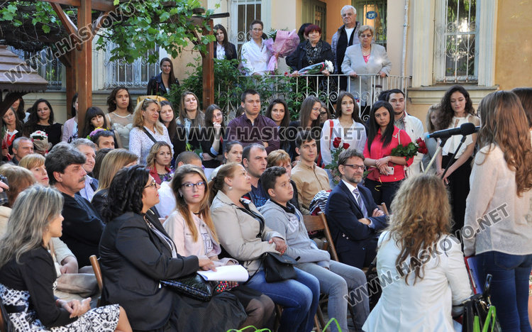 33-ма от Езиковата получиха немски дипломи и шанс да учат във ВУЗ