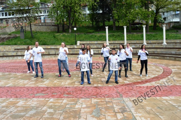 Младежите се разтанцуваха въпреки очаквания дъжд