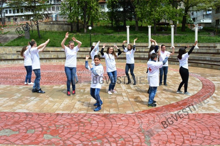 С флашмоб младежи отбелязаха Международния ден на червения кръст