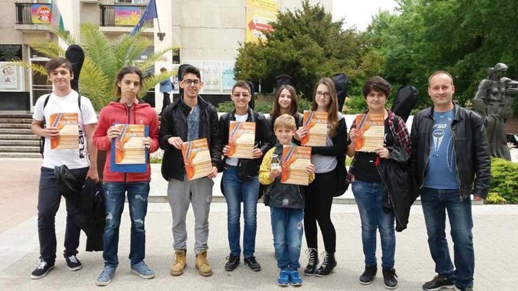 Участниците в Прегледа на младия талант със своя ръководител Николай Делчев