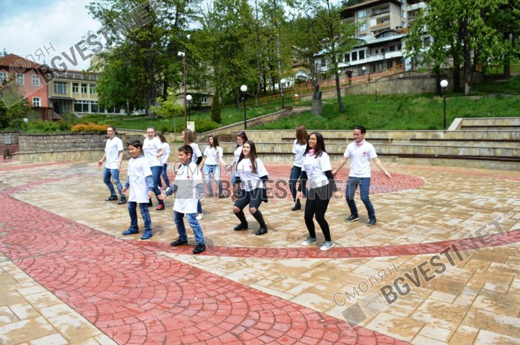 С флашмоб младежи отбелязаха Международния ден на червения кръст