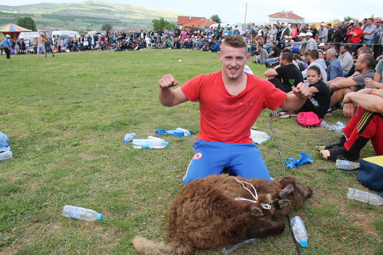 Олимпиец спечели теле от мазни борби, футболисти отнесоха коч