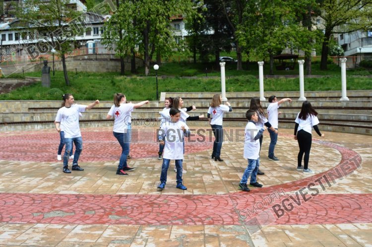 С флашмоб младежи отбелязаха Международния ден на червения кръст
