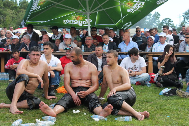 Олимпиец спечели теле от мазни борби, футболисти отнесоха коч