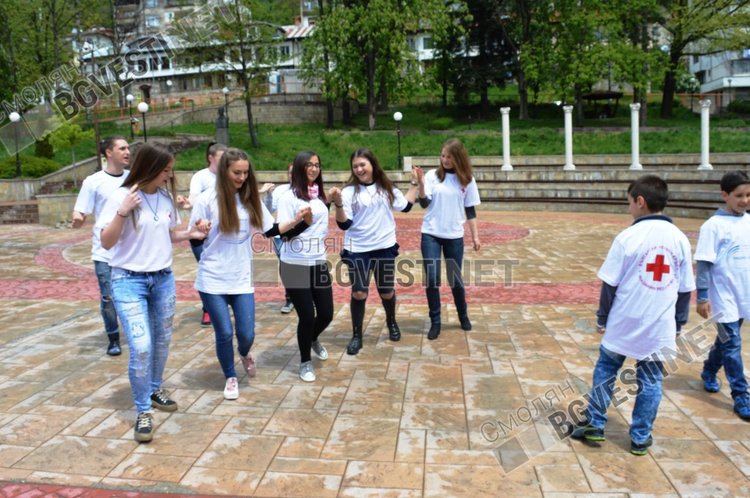 Накрая флашмобът завърши типично с българско хоро