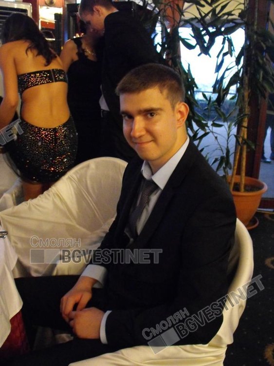 Иво на абитуринтския си бал. Снимката е предоставена от близките