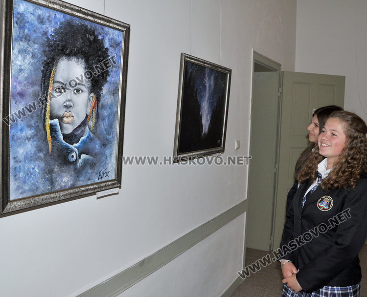 Ученици от Езиковата показват изложба от 50 платна в „Шаренков”