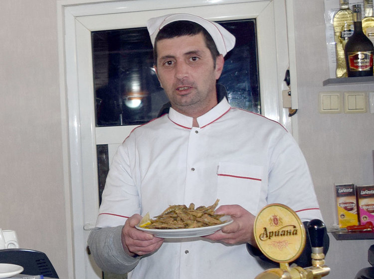 Кръчми и хотели в Кърджали закъсаха за персонал,глад за кадри и по морето