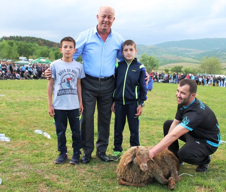 Олимпиец спечели теле от мазни борби, футболисти отнесоха коч