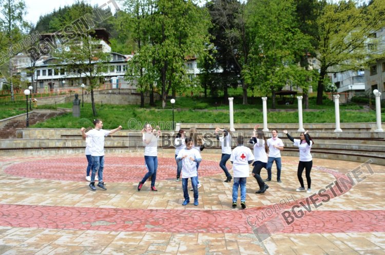 С флашмоб младежи отбелязаха Международния ден на червения кръст