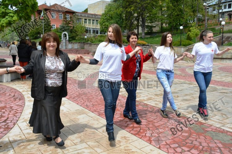 С флашмоб младежи отбелязаха Международния ден на червения кръст